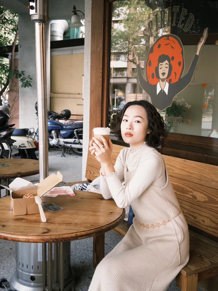 門口很漂亮很好拍，旁邊還有暖爐，天氣冷可以請店員開啟很有氣氛。