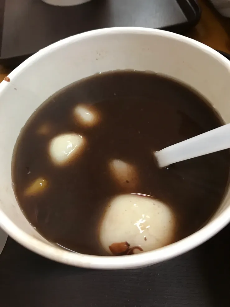 紅豆綜合湯圓，有包餡大湯圓3顆