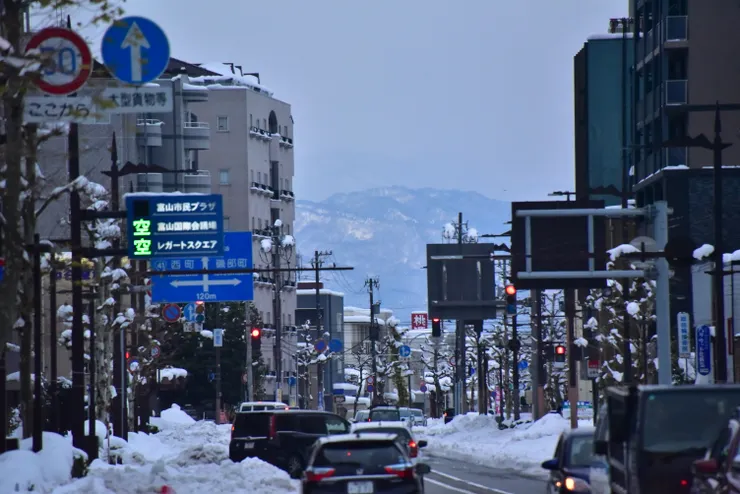 人行道上厚厚的積雪，可見這次寒流的強大