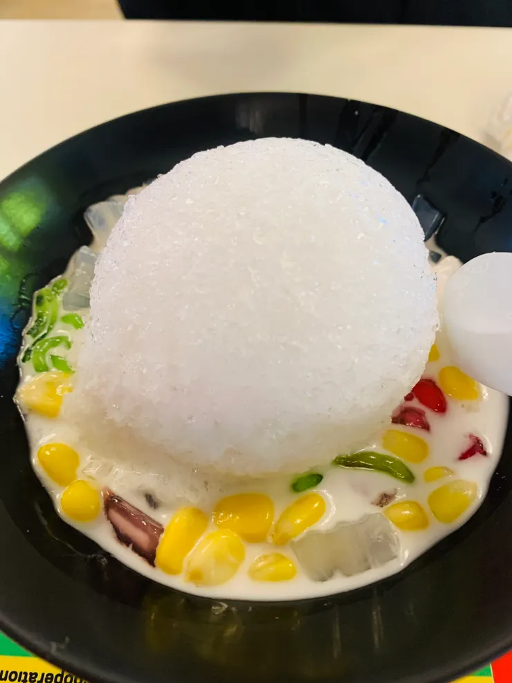 這碗我覺很好吃，很有趣的事裡面還有加玉米粒，泰國的玉米算是甜點水果類，而正宗的泰國摸摸渣渣是鹹甜鹹甜的，不像台灣的只有甜味，覺得更好吃。，