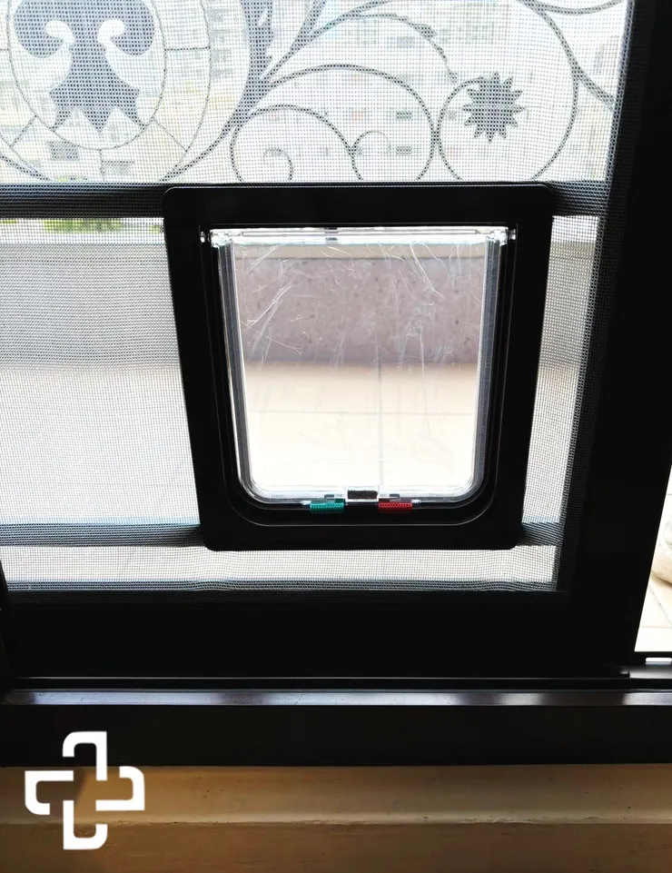 貓門讓貓咪可以自由進出陽台