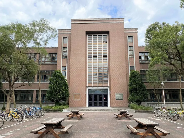 1957年竣工的土木工程館，外牆採用十三溝面磚，是第一批臺大營繕組自行設計的建築物。它的興建打破了臺北帝大時期椰林大道兩側「北文政、南理農」的空間配置傳統。