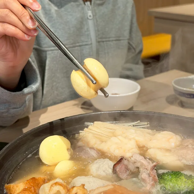  被稱為火鍋界馬卡龍的蛋腸，口感Q彈，深受女兒喜愛。