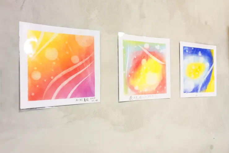 貼在牆上裝飾很好看!! 