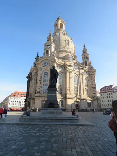 德勒斯登聖母教堂,廣場寬闊,塔頂聳立雲間