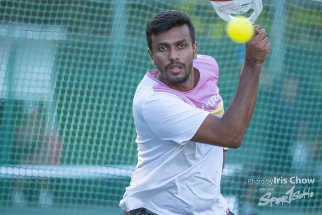 男子單打19歲或以上公開賽冠軍 Armaan Bhatia 攻