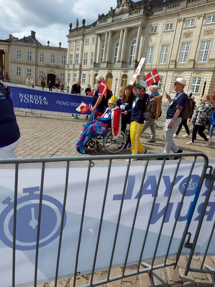 坐上輪椅也要被推著跑