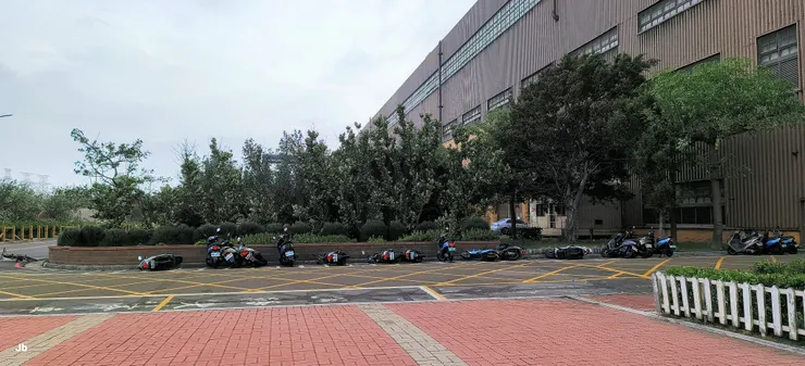 【從車棚到大樓30公尺幾乎寸步難行。路邊機車泰半傾倒。】