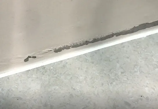 防水劑施作前得將油漆牆面刮乾淨，這是刮過後，油漆脫落的區塊更大，更醜了