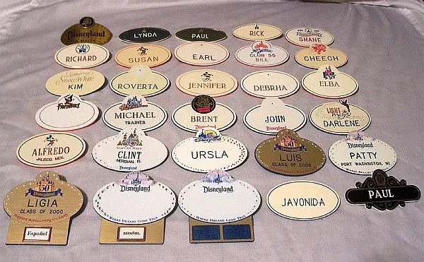 由收藏家Benson Myers保存，迪士尼歷年來使用過的各款名牌中的一小部分。(圖片來源: Disney Dispatch)