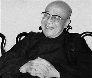 滿清遺老美食家唐魯孫,1908年9月10日生於北京,1946年來到台灣,1985年病逝。滿族鑲紅旗後裔,是清朝珍妃的姪孫,自幼出入宮廷,對老北京傳統、風俗、掌故及宮廷秘聞了如指掌,堪稱台灣第一代美食作家。