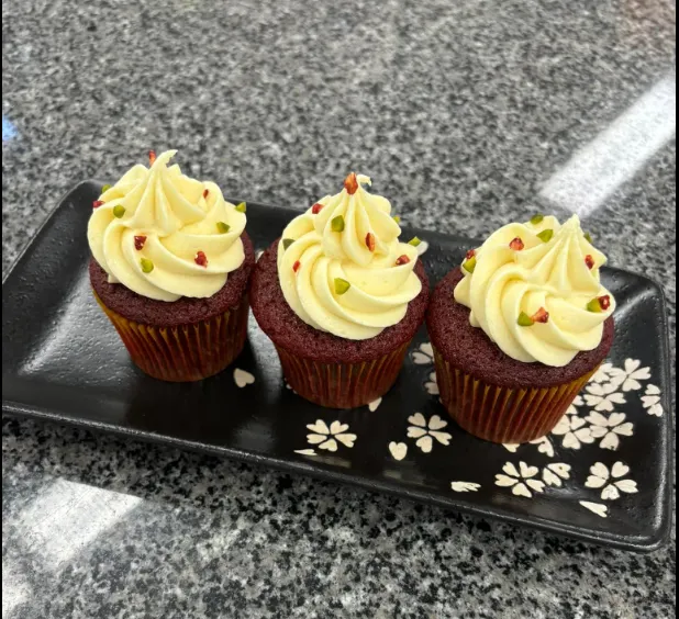 色彩鮮豔的紅絲絨蛋糕搭配酸甜的檸檬奶霜 