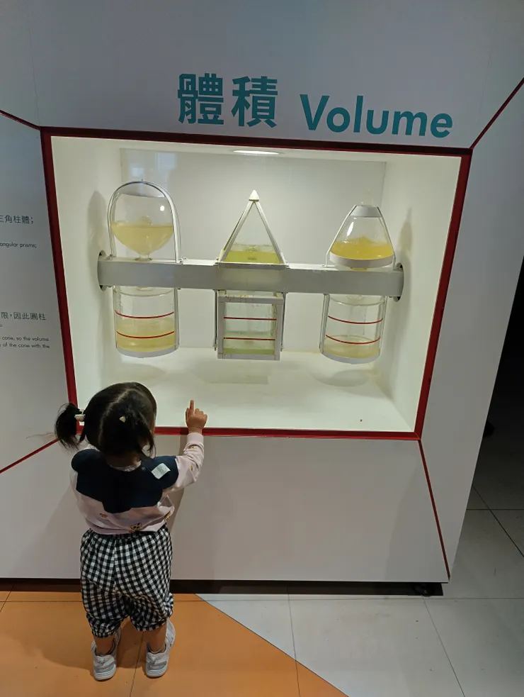 小朋友對流動的水很有興趣