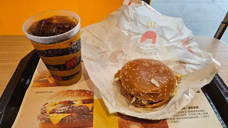 這是用高鐵會員點數免費換到的麥當勞小可和勁辣雞腿堡!