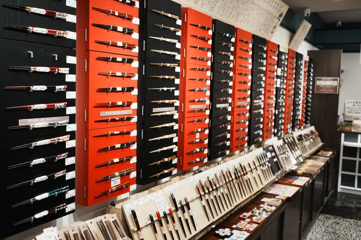店内展示著各式各樣的筷子