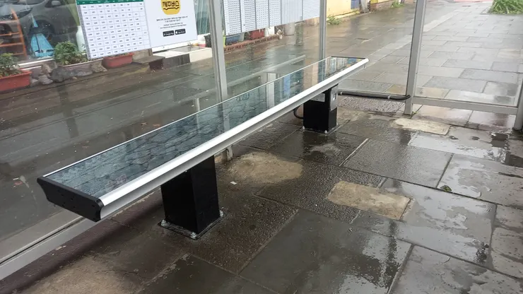 有些巴士站的櫈還有暖氣提供，十分貼心。