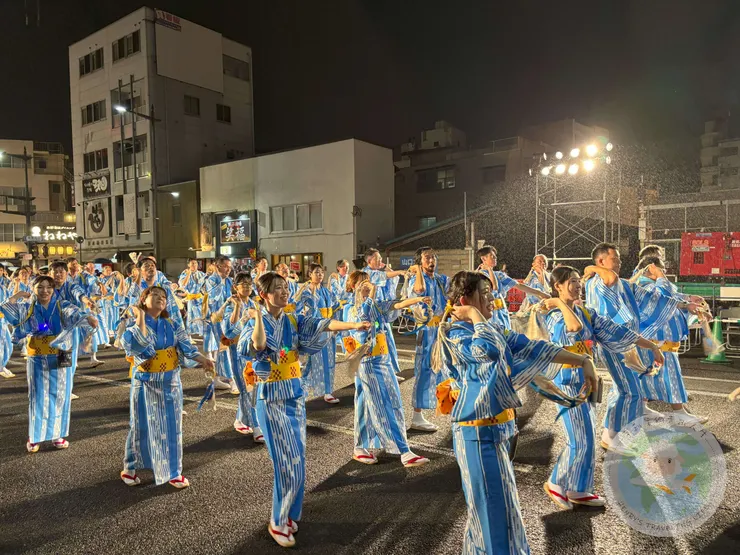 遊行隊伍會拿著草環揮動跳舞