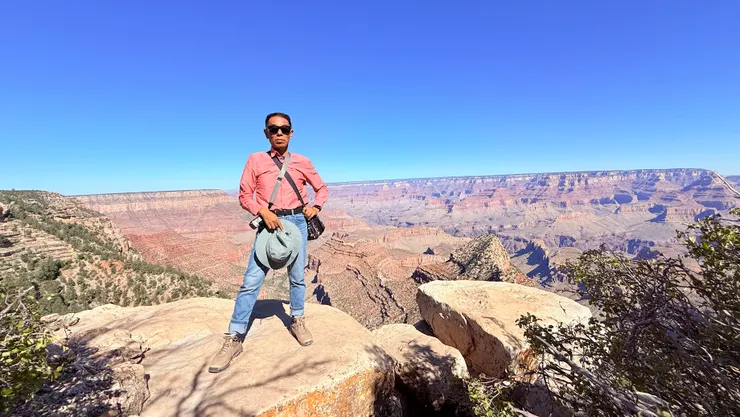 沒時間和體力往下走到峽谷底，站在峽谷邊緣看看景。
