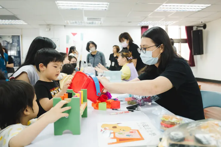 （圖說：在教養諮詢中，職能治療師引導親子遊玩，同時教導家長在家規劃療育遊戲。）