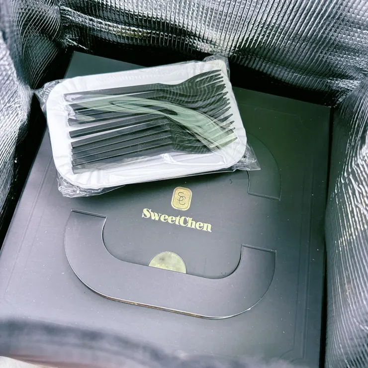 可可愛愛的長盤和叉子