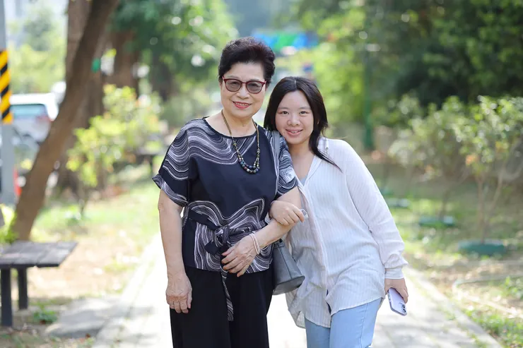 (圖說:阿嬤與照服員陳郁靜(右)情誼深厚,建立起如家人般的信任與默契。)