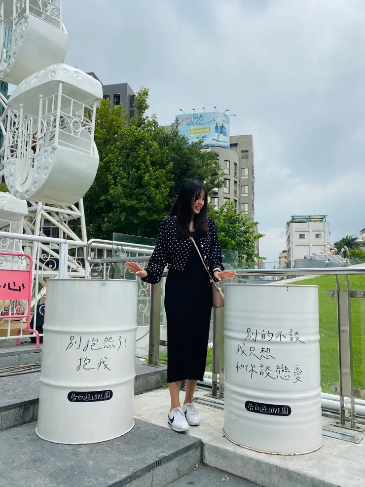 有超多寫著告白句子的白色鐵桶，很好拍📸