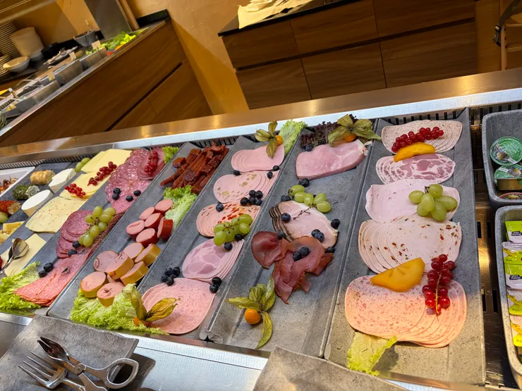 在德國福森市Best Western Plus Hotel 吃早餐(裝飾精緻的各式火腿)