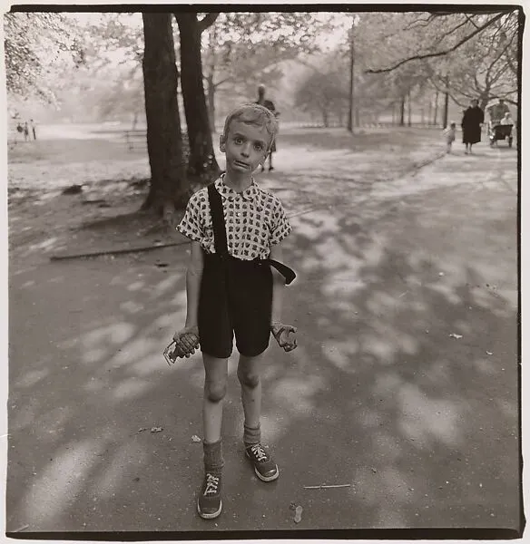 (Diane Arbus 的作品《中央公園裡拿著玩具手榴彈的小男孩》