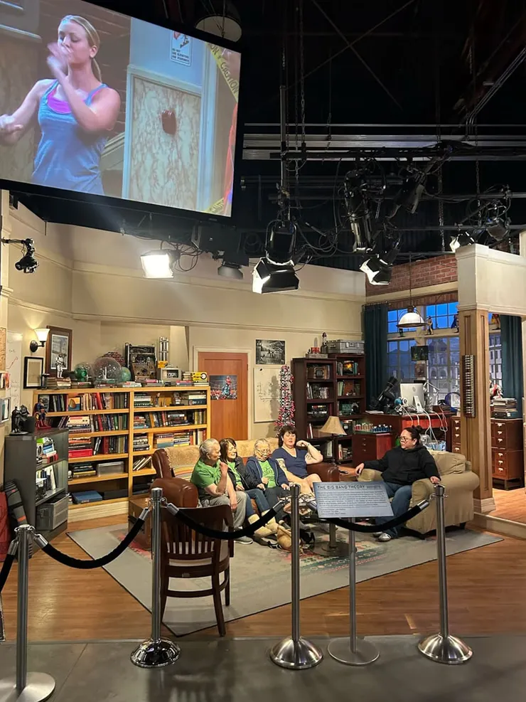 宅男行不行的佈景 甚至可以坐在Sheldon的位置拍照😳