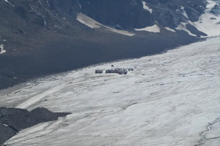看似不大的冰川,用人去比對,其實很大