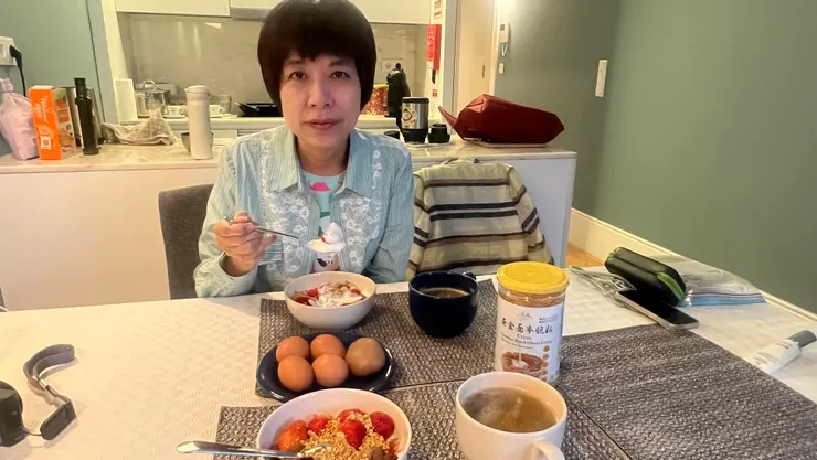 聰嫂有點倦容的吃著營養早餐