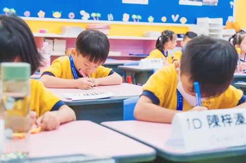 小一學生在課室進行「做中學」的體驗活動