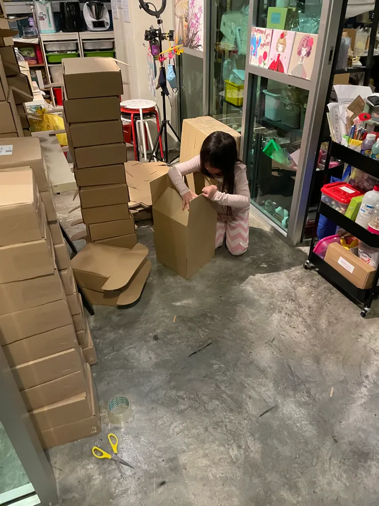 孩子陪伴著我一起趕工