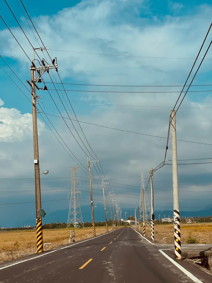 直線橫線映在藍天山脈上，鄉間之美