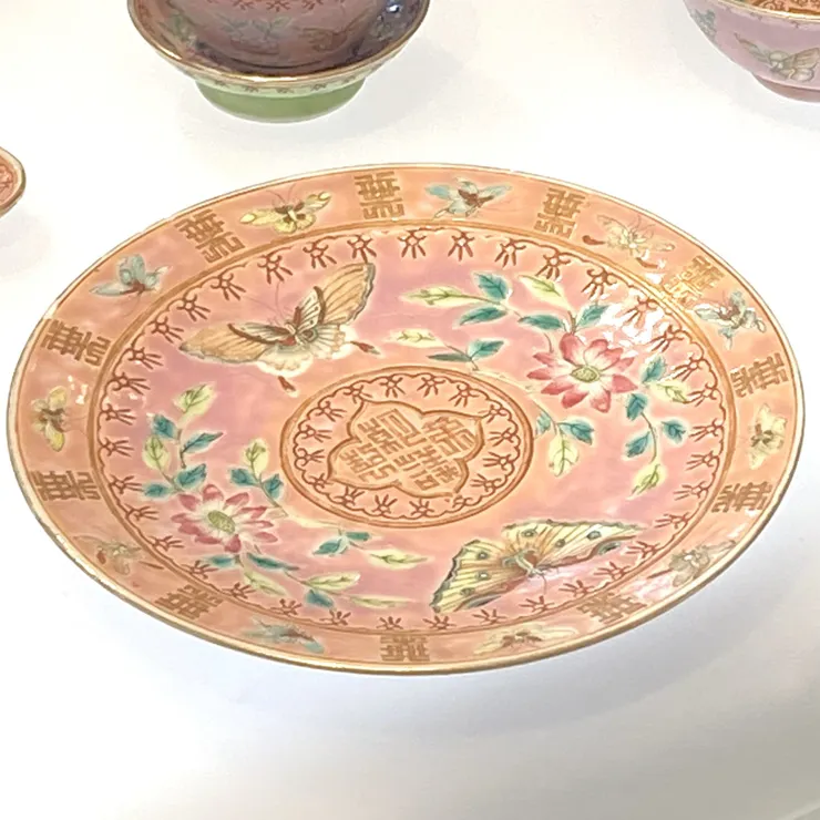 盤子上的蝴蝶代表梁山伯與祝英台(祝福婚禮的意思)