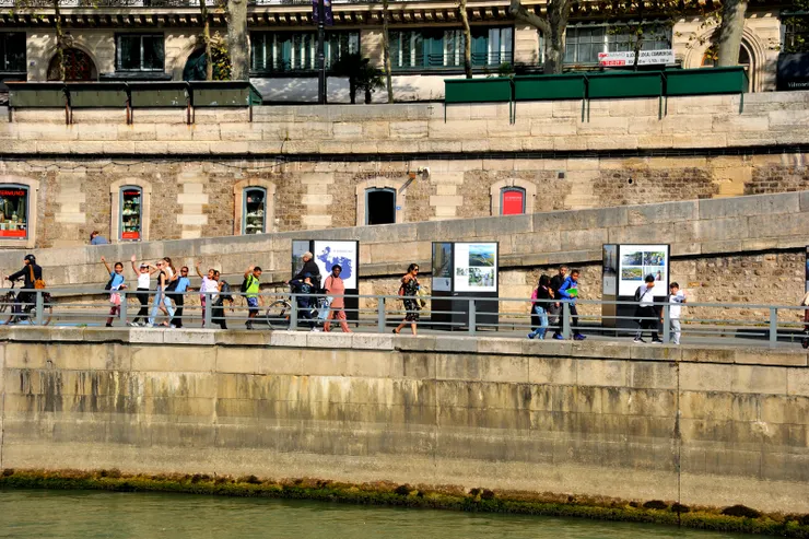 【錯覺走進教科書忽見人舉手揮舞！從船上看橋、岸的人也頗有意思。】
