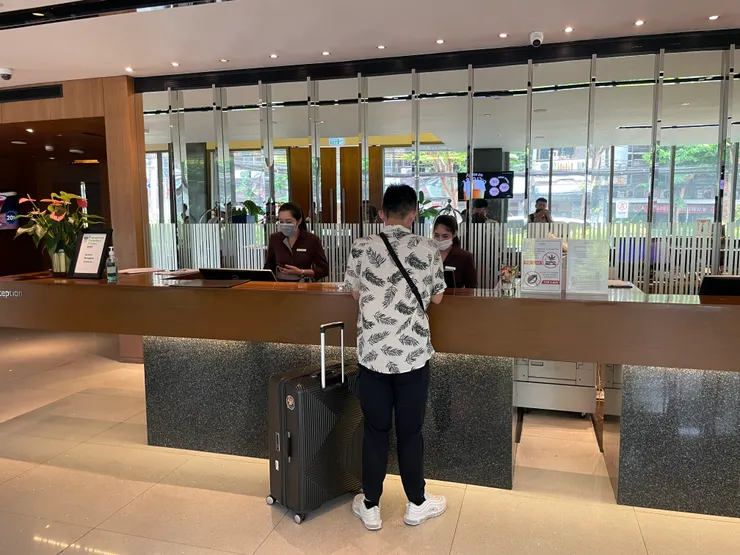 櫃台好冷靜喔，且說要把我們的行李推到房間也沒有