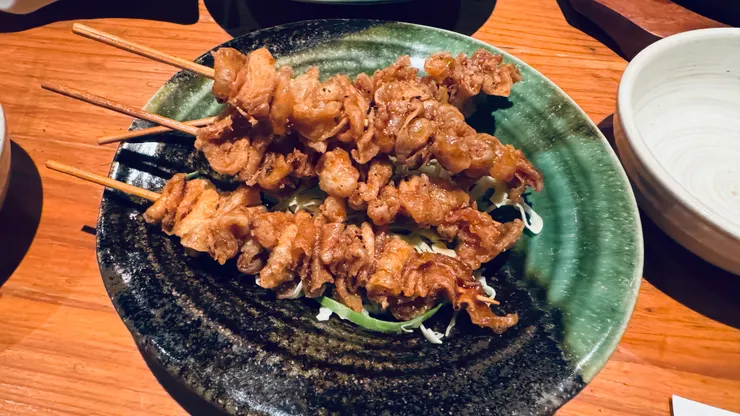 來居酒屋不得不吃炸物,炸雞皮也很好吃