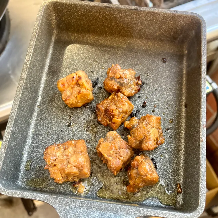 取出後是小方塊，可以用串的烤，也可以散著煎