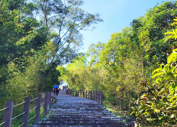 一開始為石階步道，為大眾化的郊山路線。