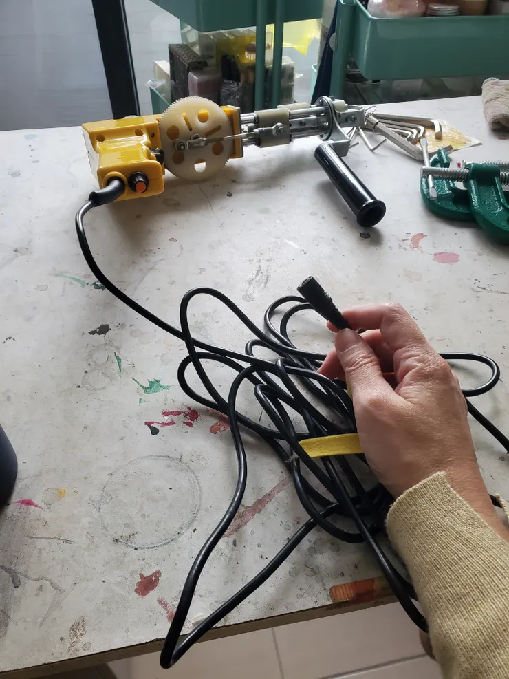 只剩下一半的機器，轉接插頭找不到