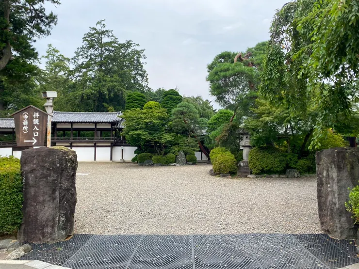 前往寺務所購買門票的路口
