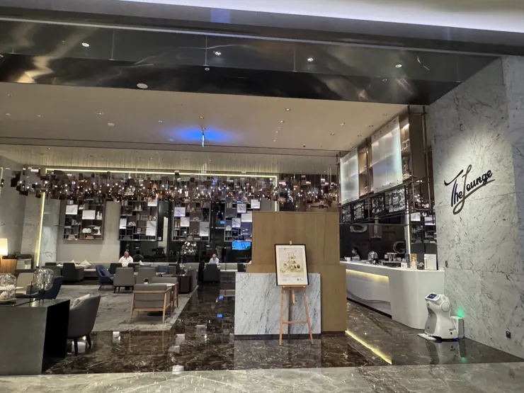 空間寬敞，那隻機器人不是一般餐廳常見的版本，很可愛ㄝ！