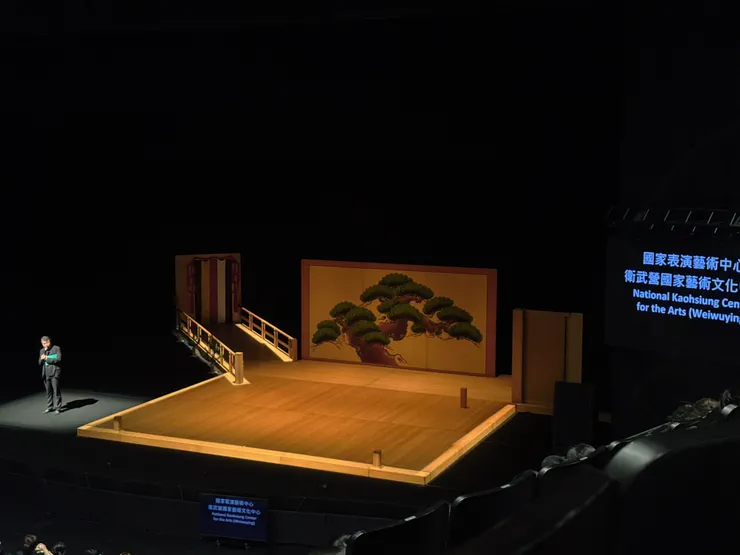 開演之前的導聆（可以拍照就留了張紀念，這是第一齣劇目的舞台樣式）