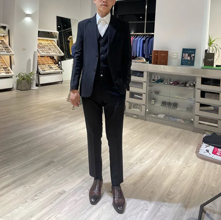 純黑色西服