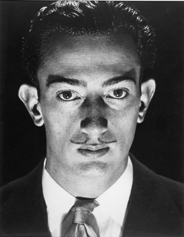 達利本人(由美國藝術家Man Ray所拍攝,圖片來源:蘇菲亞王妃藝術中心官網)