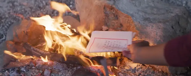 總是燦爛陽光的素琴，為了正雄跟家人，親手將正雄的情書燒光光