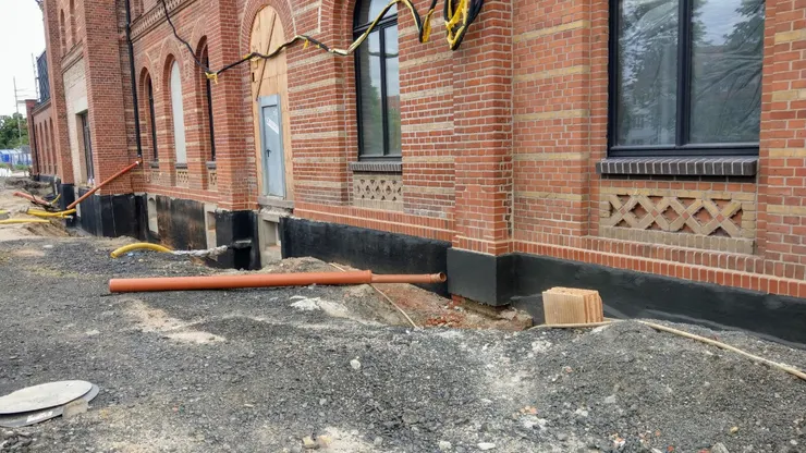 黑色的防水層，防止牆體受潮發霉