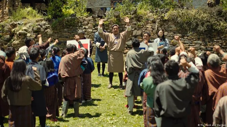 激化村民對立的荒謬場面(圖片:海鵬影業)