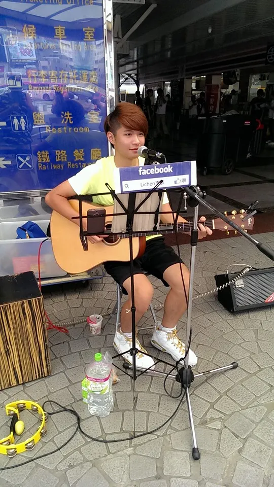 照片拍攝於2015年舊火車站街頭演唱